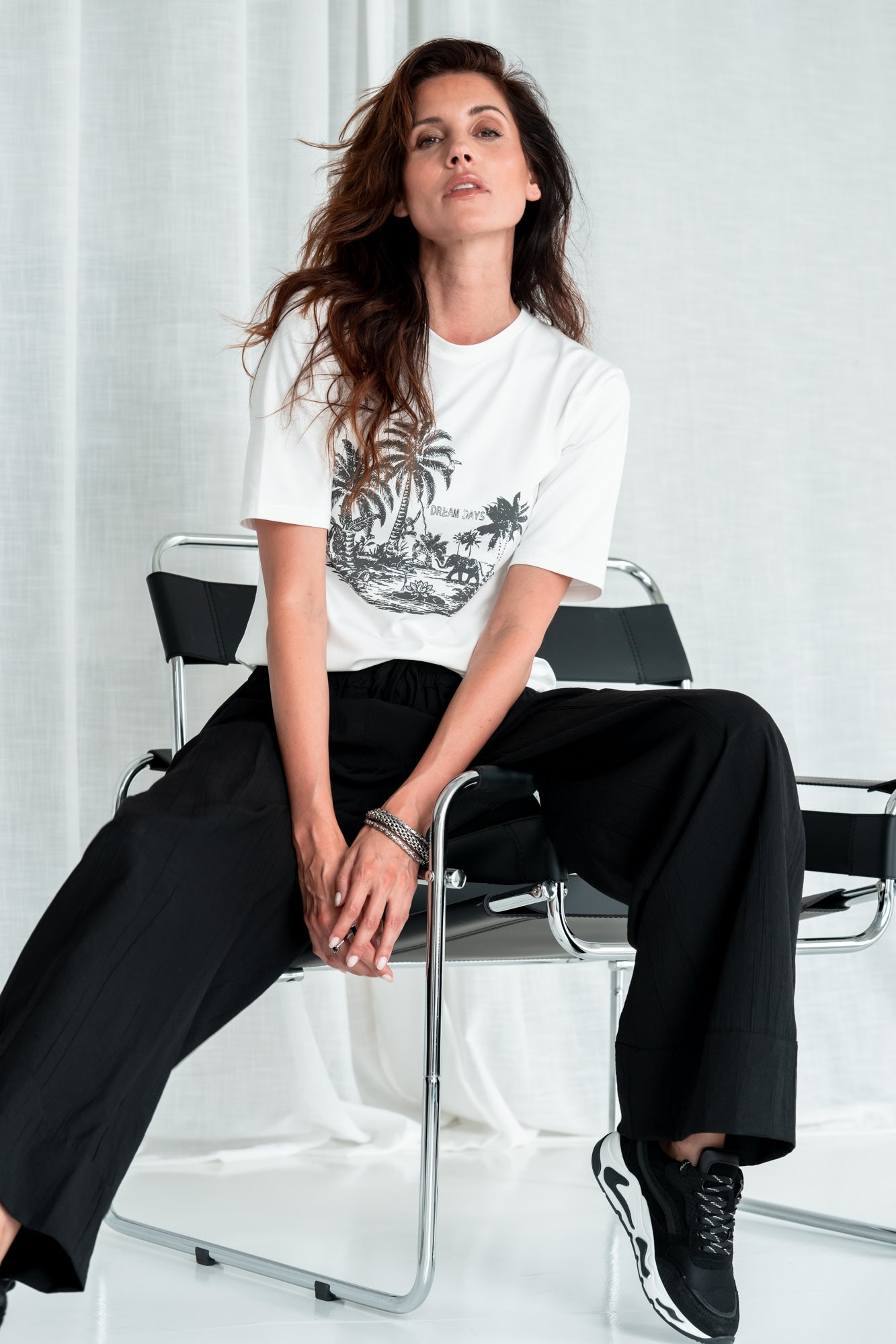 Tee Noa | White / Black